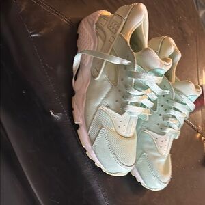 Women’s 7 Mint Green Nike Huaraches